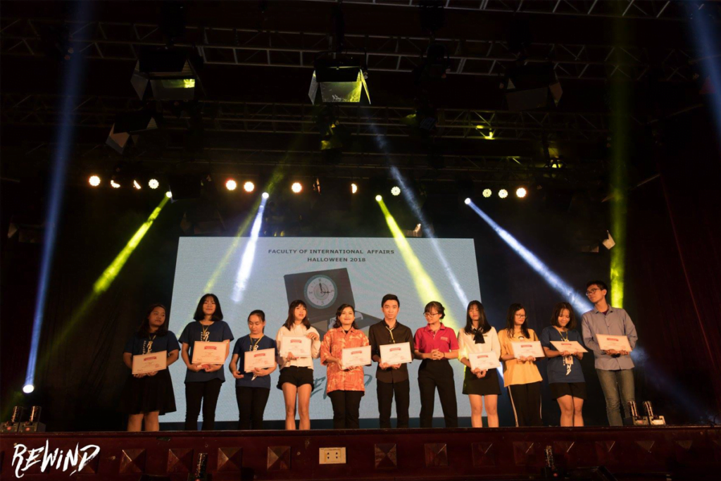 IZONE trao tặng 10 học bổng và 10 bộ sách Speaking Champion cho các tân sinh viên có thành tích thi tốt trong kì thi THPT Quốc Gia