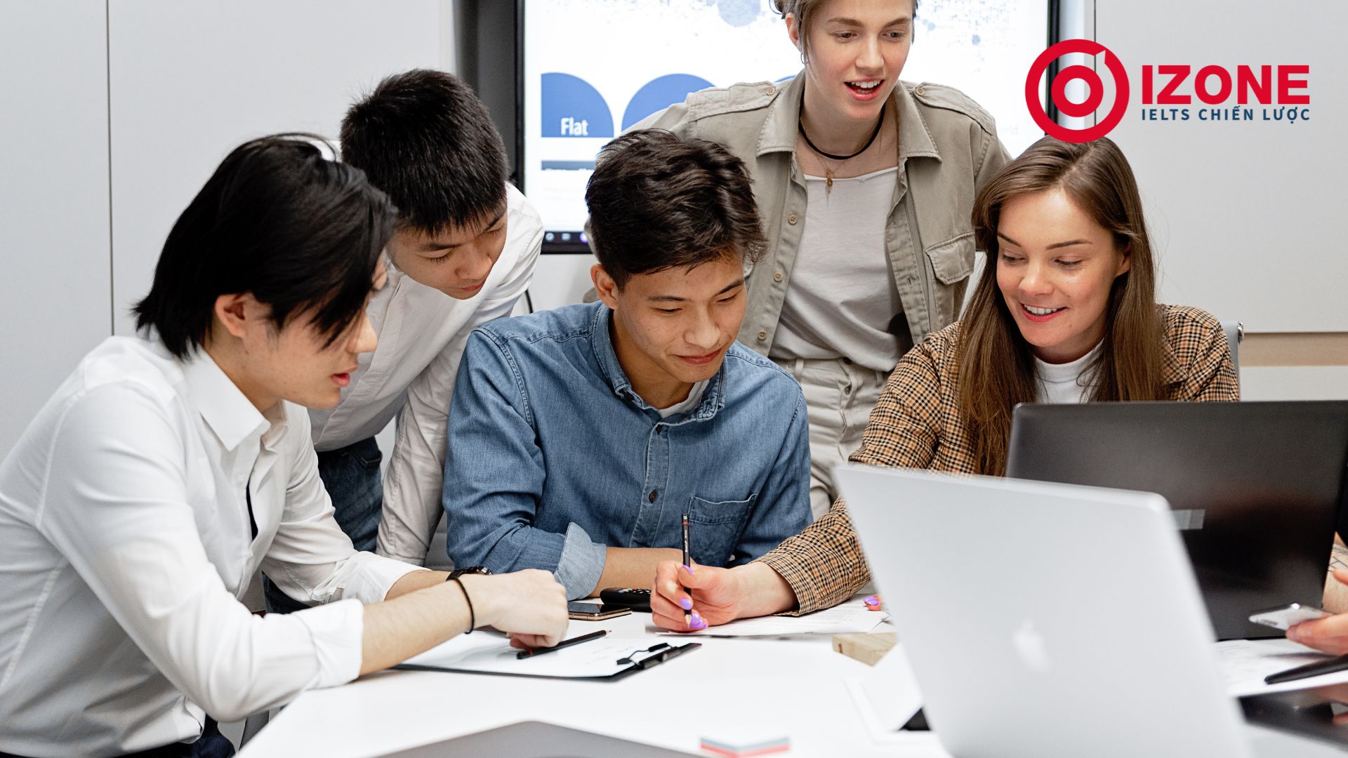 discuss đi với giới từ gì