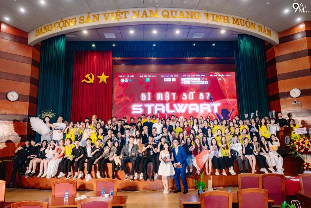 IZONE ĐỒNG HÀNH CÙNG KHOA PHÁP LUẬT KINH TẾ, TRƯỜNG ĐẠI HỌC LUẬT HÀ NỘI ĐÓN TÂN SINH VIÊN K48